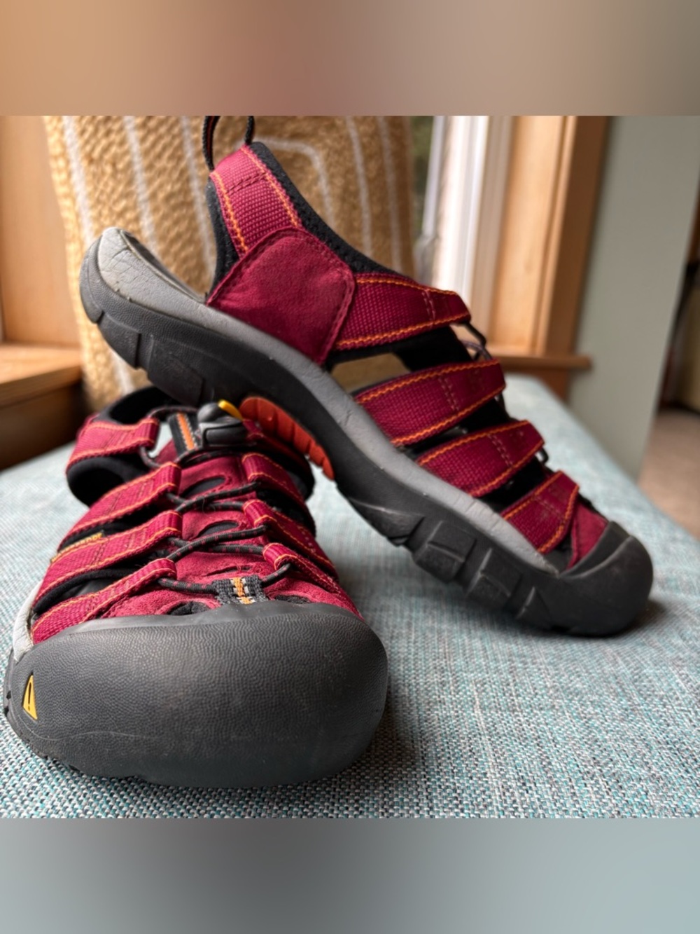 Keen Newport H2 Sport Sandal in Beet Red & Black w Signature Rubber Toe Bumper - Picture 3 of 10